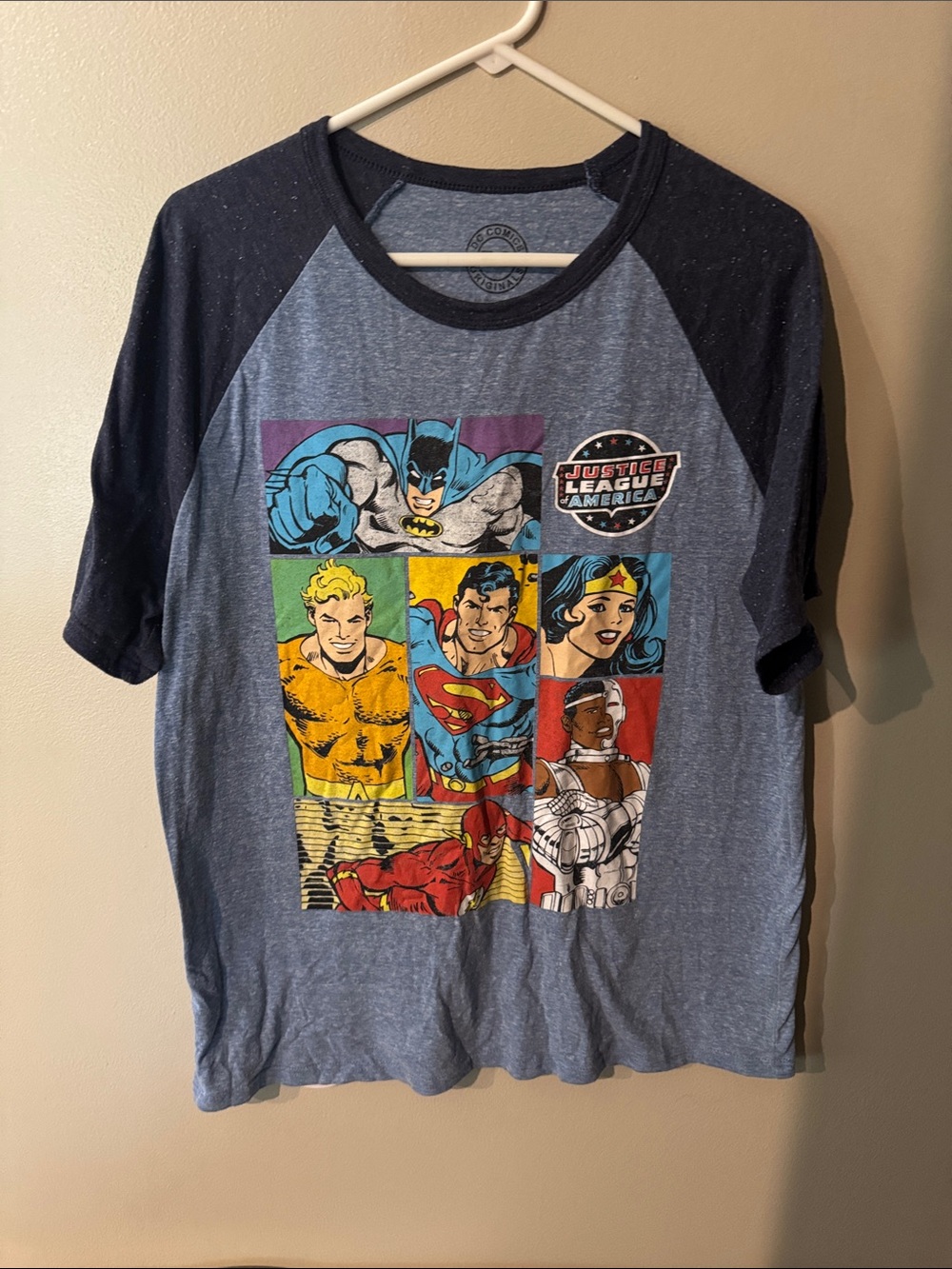 DC Justice League Men’s Large Teo Tone TShirt